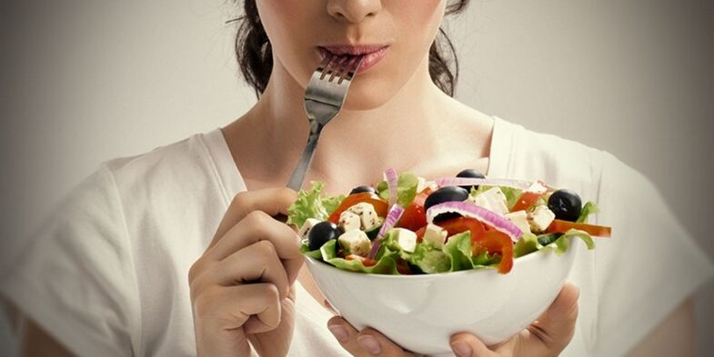 La ragazza mangia bene per evitare problemi di sovrappeso