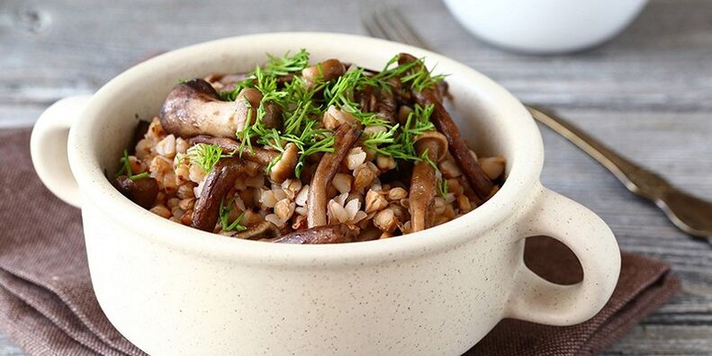 Porridge di grano saraceno con funghi per pranzo nel menu nutrizionale sano