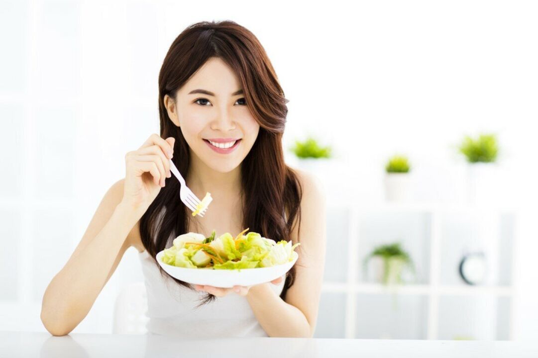 La donna giapponese mangia un'insalata
