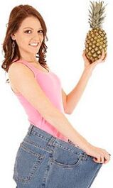 Ragazza lardata con ananas